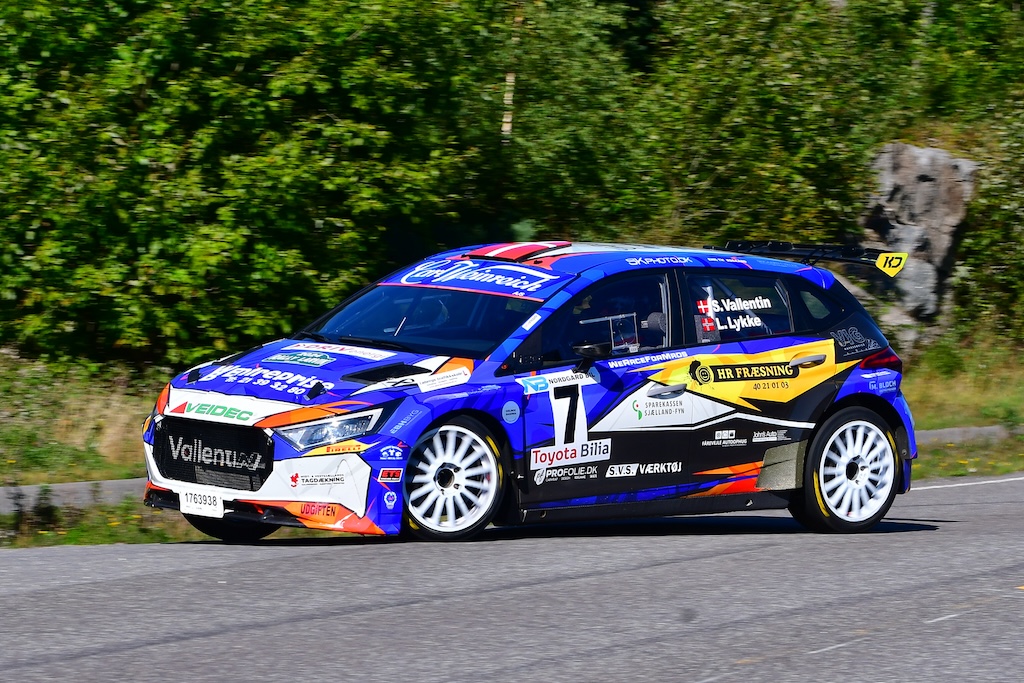 Simon Vallentin og Line lykke Jensen havde et tæt opgør med de to norske fartpiloter Frank Tore Larsen og Henning Solberg. Her er den danske duo på rallyets tredje hastighedsprøve.
(Foto: Morten Dam - autoMOTIV/specialpress)
